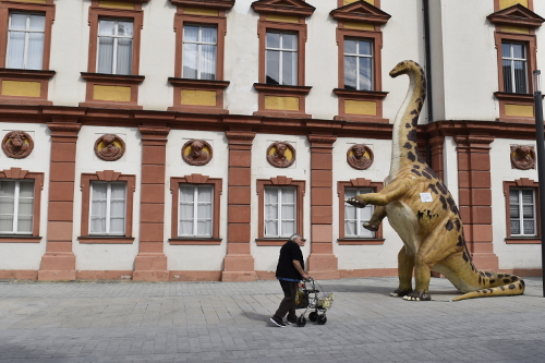 Straßenszene mit Dinosaurier in Bayreuth
